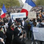 أطلقت الشرطة الفرنسية، اليوم الاثنينق أستاذ التاريخ الذي قُتل بقطع رأسه الجمعة.