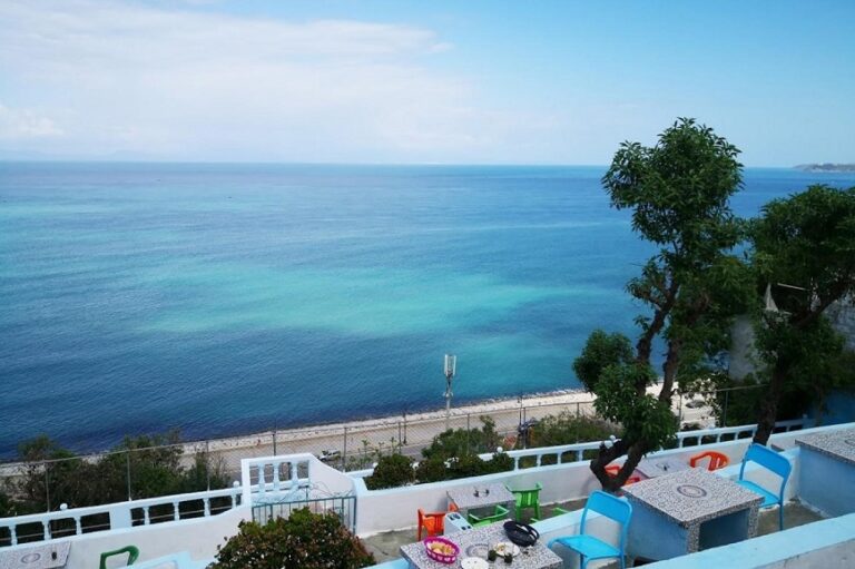 واشنطن بوست: “المقاهي التاريخية” في طنجة مزار ثقافي وقبلة للسياح المغاربة والأجانب
