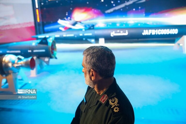 إيران تكشف صاروخ “فتاح” الفرط صوتي بحضور الرئيس الإيراني رئيسي