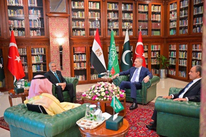 الاجتماع الرباعي في إسلام آباد في تطور لافت على صعيد الحراك الدبلوماسي الإقليمي، استضافت العاصمة الباكستانية إسلام آباد، أمس الأحد، 29 مارس/ آذار 2026، اجتماعًا رباعيًا ضم وزراء خارجية مصر والسعودية وتركيا وباكستان، في محاولة منسقة لاحتواء تداعيات الحرب الدائرة بين الولايات المتحدة وإسرائيل من جهة وإيران من جهة أخرى، وسط مخاوف متزايدة من اتساع رقعة الصراع في الشرق الأوسط.