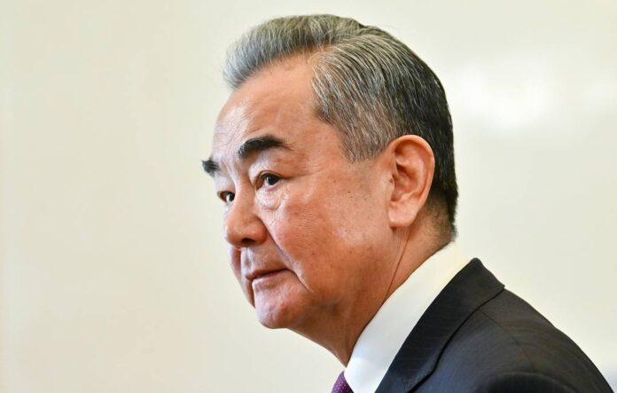 تتابع الصين تطورات الحرب بين الولايات المتحدة وإسرائيل من جهة وإيران من جهة أخرى بموقف يجمع بين الإدانة الدبلوماسية والحذر الاستراتيجي، في محاولة لحماية مصالحها الاقتصادية وتجنب الانخراط العسكري المباشر في الصراع.