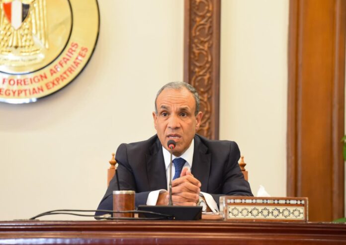 بدر عبد العاطي 7 توجه الدكتور بدر عبد العاطي، وزير الخارجية والتعاون الدولي وشئون المصريين بالخارج، اليوم السبت، إلى العاصمة الباكستانية إسلام آباد، للمشاركة في الاجتماع الوزاري الرباعي مع وزراء خارجية جمهورية باكستان الإسلامية، والمملكة العربية السعودية، والجمهورية التركية وذلك لبحث تطورات التصعيد العسكري فى المنطقة وجهود خفض التصعيد فى الاقليم.