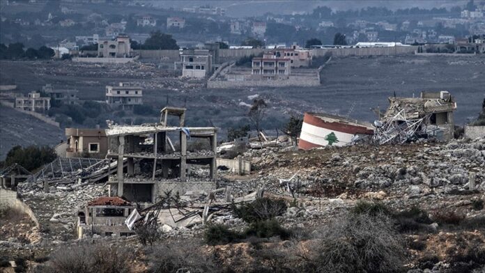 مع دخول الحرب الأمريكية الإسرائيلية ضد إيران شهرها الثاني، تتجه الأنظار بشكل متزايد نحو الجبهة اللبنانية التي تحولت إلى محور تصعيد خطير يكشف عن أهداف استراتيجية أوسع لدى القيادة الإسرائيلية. فقد صرح رئيس الوزراء الإسرائيلي بنيامين نتنياهو، وفق ما نقلته وكالة رويترز، أن “إسرائيل لن تسمح بوجود تهديد صاروخي على حدودها الشمالية”، في إشارة واضحة إلى أن العمليات ضد لبنان، وبالتحديد ضد حزب الله، تأتي ضمن إطار الحرب الشاملة على النفوذ الإيراني في المنطقة، وليس كجبهة منفصلة.