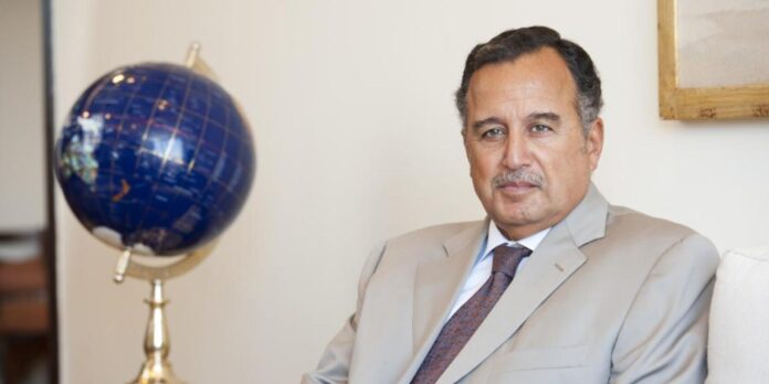 نبيل فهمي 2 في لحظة إقليمية شديدة التعقيد، يأتي اختيار وزير الخارجية المصري الأسبق، نبيل فهمي، أمينًا عامًا لجامعة الدول العربية، ليعكس تحوّلًا مهمًا في مقاربة الدول العربية لإدارة أزماتها، حيث يتجه النظام العربي نحو الاعتماد على خبرات دبلوماسية تقليدية ذات عمق مؤسسي وخبرة تفاوضية طويلة. وذكرت صحيفة «الشرق الأوسط» اللندنية أن التحركات المصرية لدعم ترشيح فهمي جاءت عبر اتصالات مبكرة مع الدول العربية، في إطار سعي واضح لبناء توافق إقليمي واسع حول شخصية قادرة على إدارة المرحلة المقبلة.