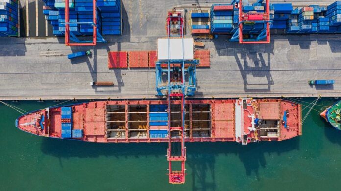 تمثل منطقة التجارة الحرة القارية الأفريقية، المعروفة اختصارًا بـ ZLECAF أو AfCFTA، واحدة من أضخم المبادرات الاقتصادية في القرن الحادي والعشرين، إذ تهدف إلى إنشاء سوق موحدة تضم أكثر من 1.3 مليار نسمة بإجمالي ناتج محلي يتجاوز 3 تريليونات دولار. وبحسب تقارير الاتحاد الأفريقي، فإن الاتفاقية دخلت حيز التنفيذ رسميًا في عام 2021 بعد سنوات من المفاوضات، لتصبح أكبر منطقة تجارة حرة من حيث عدد الدول المشاركة منذ إنشاء منظمة التجارة العالمية.