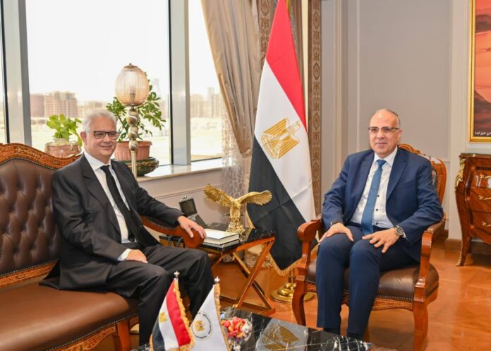 التقى الدكتور هاني سويلم، وزير الموارد المائية والري المصري، بالسيد نزار بركة، وزير التجهيز والمياه بالمملكة المغربية، لبحث سبل تعزيز العلاقات الثنائية بين البلدين الشقيقين في مجال إدارة الموارد المائية.