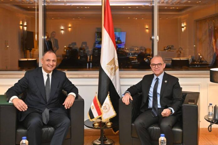 استقبل الدكتور محمد فريد صالح، وزير الاستثمار والتجارة الخارجية المصري، السيد رياض مزور، وزير التجارة والصناعة المغربي، والسيدة كريمة المرس، مستشار اقتصادي في السفارة المغربية بالقاهرة، في مقر الوزارة بالعاصمة الإدارية الجديدة بالقاهرة، إذ شهد اللقاء بحث سبل التعاون الاقتصادي والتجاري، ودفع العلاقات الثنائية نحو مستويات أكثر توازنًا واستدامة، بما ينعكس إيجابيًا على حجم التبادل التجاري بين الجانبين.