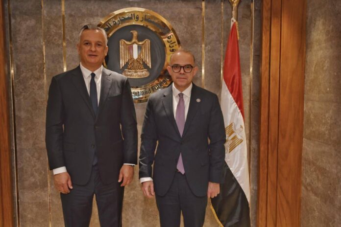 التقى الدكتور محمد فريد صالح، وزير الاستثمار والتجارة الخارجية المصري، بالسيد كريم زيدان، الوزير المنتدب لدى رئيس الحكومة المكلف بالاستثمار والتقانية وتقييم السياسات العمومية المغربي، لبحث ملفات التعاون وترفيع العلاقات بين البلدين الى شركات اقتصادية استثمارية مميزة، وذلك بحضور السيد عبدالمجيد نادري رئيس قسم التعاون الدولي والشراكات المغربي والسيدة كريمة المرس مستشار اقتصادي بالسفارة المغربية بالقاهرة بجانب عدد من قيادات الوزارة والهيئات التابعة.