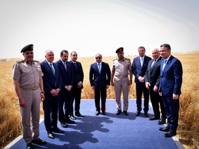 صور الدلتا الجديدة في لحظة تحمل دلالات اقتصادية واستراتيجية، افتتح الرئيس المصري عبد الفتاح السيسي أمس الأحد مشروع “الدلتا الجديدة” التنموي المتكامل، أحد أضخم المشروعات الزراعية والبنية التحتية في تاريخ مصر الحديث، في خطوة تعكس تسارع التحولات الكبرى التي تشهدها الدولة المصرية خلال السنوات الأخيرة لمواجهة تحديات الغذاء والمياه والنمو السكاني والتقلبات الإقليمية والدولية. وحرص الرئيس خلال الافتتاح على التأكيد أن المشروع “يدعو للفخر والسعادة لأنه مشروع عملاق بأيدي المصريين”، مشددًا على أن ما تحقق لم يكن ممكنًا دون تكاتف مؤسسات الدولة المختلفة.