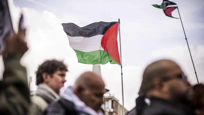 NETHERLANDS-ISRAEL-PALESTINIAN-CONFLICT-DEMO مقال فلسفي تحليلي يستعرض أبرز التحديات التي تواجه السلطة الوطنية الفلسطينية، من الانقسام الداخلي والأزمة الاقتصادية إلى التحولات الإقليمية والدولية، ويحلل مستقبل مؤسسات الحكم وفرص الإصلاح في المرحلة الراهنة.